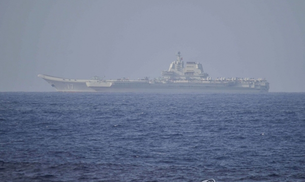 일본 방위성이 지난 5일 오키나와현 하테루마지마 남쪽 해상에서 찍은 '산둥함'. [출처=연합]