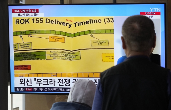 2023년 4월 12일 수요일, 대한민국 서울의 서울역에서 유출된 펜타곤 문서를 보도하는 뉴스 프로그램의 TV 화면 [출처=AP/연합]