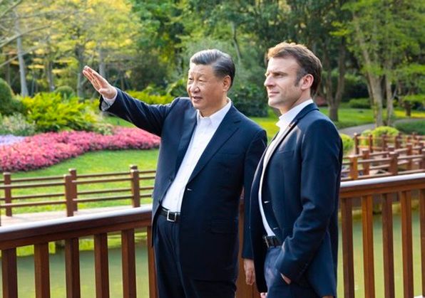 시진핑(왼쪽) 중국 국가주석과 에마뉘엘 마크롱 프랑스 대통령이 지난 7일 중국 광둥성 광저우의 쑹위안에서 환담하고 있다. [사진 = 연합뉴스]