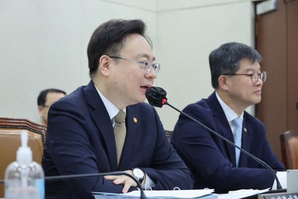 조규홍 보건복지부 장관이 24일 오전 국회에서 열린 보건복지위원회 전체회의에서 의원질의에 답하고 있다.