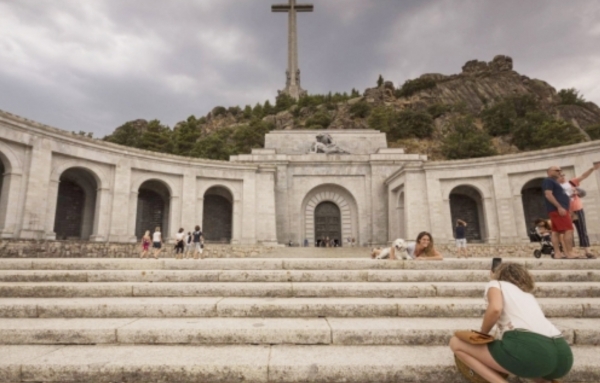 스페인 과거사 청산 과정의 일환으로 과거 파시스트 독재자들의 묘들이 이장되고, 프랑코 독재 시절 희생자들의 공동묘지로 바뀌고 있는 '사자의 계곡' [사진 = ATI]