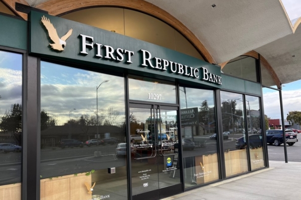 지난달 13일 오전(현지시간) 미국 캘리포니아주 쿠퍼티노에 위치한 미국 퍼스트 리퍼블릭 은행 지점 모습. 이 은행은 SVB에 이어 위기설이 나오면서 이날 주가가 60% 폭락한바 있다. [출처=연합]
