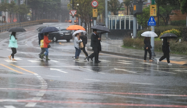 제주시 노형오거리에서 우산을 든 시민들이 길을 걷고 있다. ⓒ연합뉴스