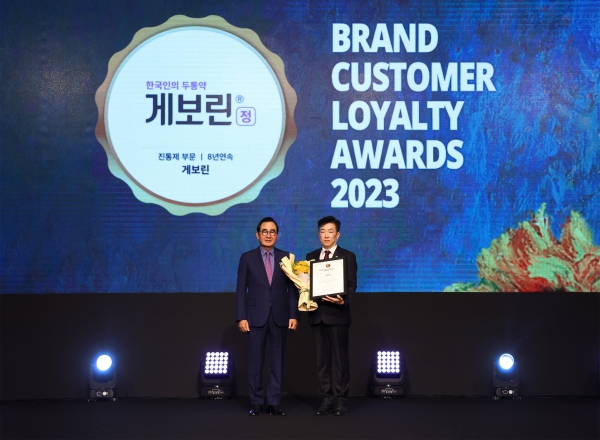 Jin Sung-Hwan (right), executive director of Samjin Pharmaceutical, takes a photo with Yoon Eun-ki, chairman of the Korea Consumer Forum, after Geworin won the Brand Customer Loyalty Award grand prize. [Photo courtesy of Samjin Pharmaceutical]
