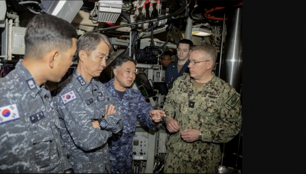 지난달 18일 한국 해군 잠수함사령관 이수열 소장과 미 7잠수함전단장 릭 시프 준장, 일본 해상자위대 잠수함함대사령관 타와라 타테키 중장이 미국 괌 미군 기지를 방문해 SSBN '메인함'에 승함했다. 사진은 SSBN '메인함'에 승함한 한국 해군 잠수함사령관 이수열 소장, 일본 해상자위대 잠수함함대사령관 타와라 타테키 중장, 미 7잠수함전단장 릭 시프 준장. [출처=미 국방부/연합]