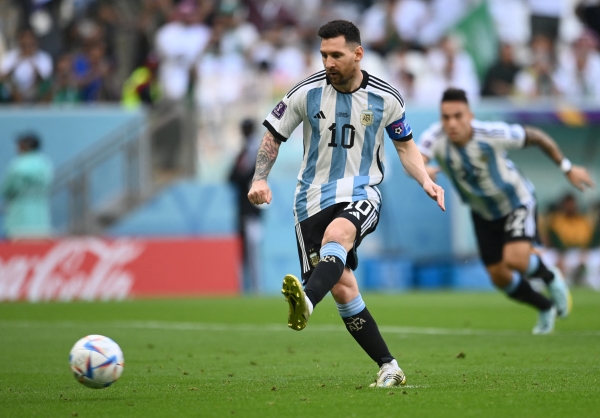 아르헨티나 축구 대표팀의 공격수 리오넬 메시(아르헨티나)가 2022 카타르 도하 월드컵에서 경기를 뛰는 모습. [사진=연합]