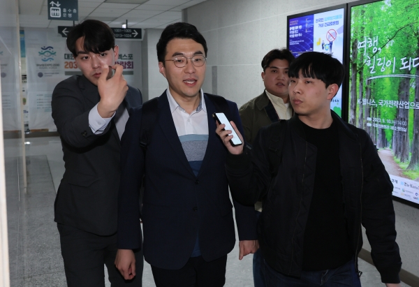 가상자산 보유 논란이 계속되고 있는 더불어민주당 김남국 의원이 지난 9일 오후 국회 의원회관 의원실을 나서며 취재진의 질문을 받고 있다 [출처=연합]
