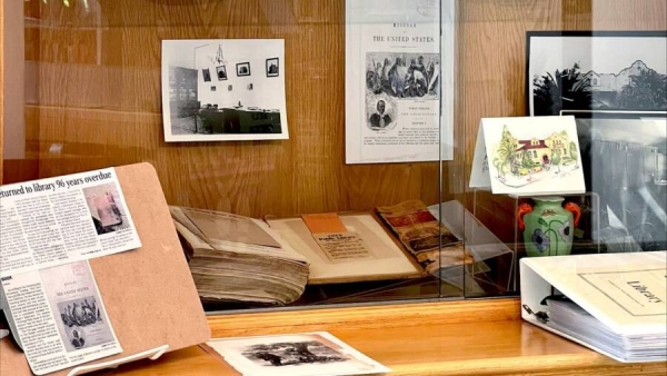 『어떤 미국 가정의 역사』는 현재 ‘세인트 헬레나 도서관’ 입구 진열장에 전시되어있다. [사진 = 세인트 헬레나 도서관]