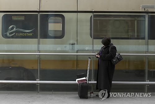 런던의 유로스타 열차를 기다리는 한 승객 모습 [사진 = 연합뉴스]
