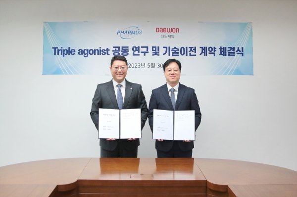 Baek In-hwan (L), CEO of Daewon Pharmaceutical, and Yang Jae-sung, CEO of Pharmus, take a commemorative photo after signing an agreement for research and development of new drugs for diabetes and obesity. [Photo courtesy of Daewon Pharmaceutical]