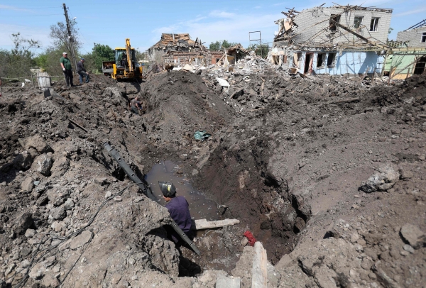 우크라이나 동부 도네츠크주 크라마토르스크 공무원들이 14일(현지시간) 러시아의 미사일 공격으로 생긴 구덩이에서 수습 작업을 하고 있다. 이날 파블로 키릴렌코 도네츠크 주지사는 러시아군이 간밤에 민간인 주택 등을 공습해 3명이 숨졌다고 밝혔다. [출처=연합]