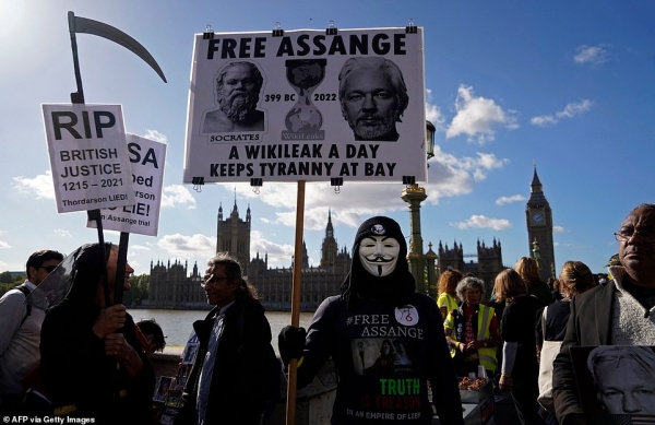 A banner saying 'Free Assange, A Wikileak a day keeps Tyranny at bay' surrounded by posters saying 'RIP British justice'. AFP=Yonhap