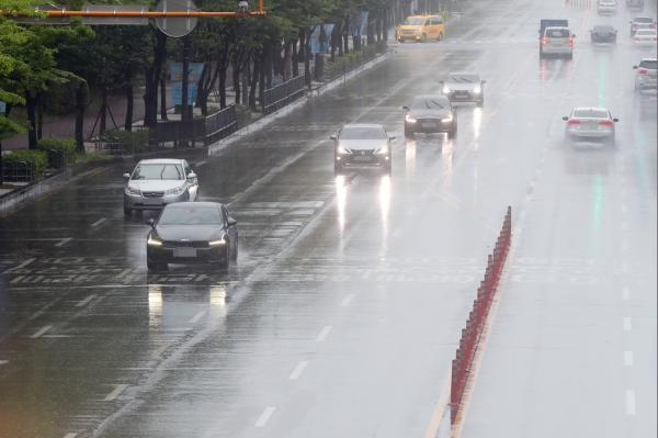 호우 특보가 발효된 지난 30일 오전 광주 서구 치평동 한 도로에서 출근 차량이 전조등을 켠 채 이동하고 있다. [출처=연합]