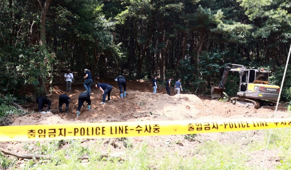 사진은 영아 유아 사망사고가 난 경기도에서 시신을 유기한 곳을 경찰이 수색하고 있다.