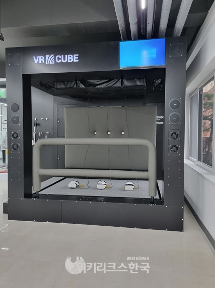 ‘Smart XR Zone’ 내 마련된 ‘4D VR 큐브‘. [사진=김민석 기자]