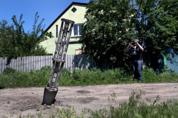 우크라이나 하르키우 외곽에서 러시아가 우크라이나를 공격하는 가운데 빈 집속탄 컨테이너가 땅에 박혀 있다. ⓒ로이터