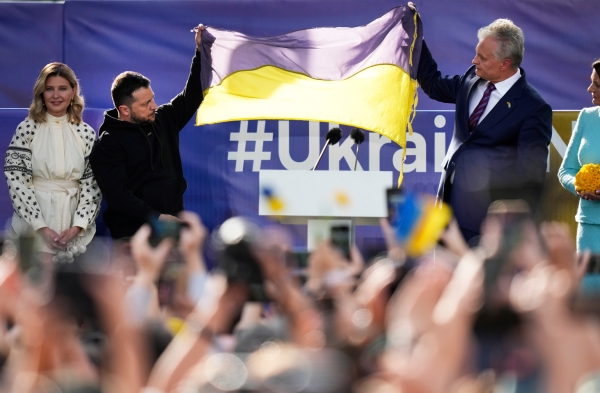 볼로디미르 젤렌스키 우크라이나 대통령(왼쪽 두 번째)과 기타나스 나우세다 리투아니아 대통령(오른쪽)이 11일(현지시간) 리투아니아 빌뉴스 시내에서 우크라이나 국기를 펼치고 있다. 이 국기는 항전 의지를 상징하는 우크라이나 동부 도시 바흐무트에서 주자들이 직접 달려 빌뉴스까지 가져온 것이다. [출처=연합]