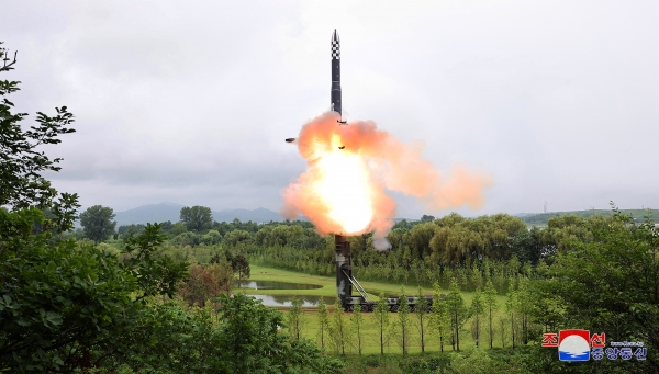 지난 12일  북한이 발사한 신형 고체연료 대륙간탄도미사일(ICBM) 화성-18형. [출처=조선중앙통신/연합]