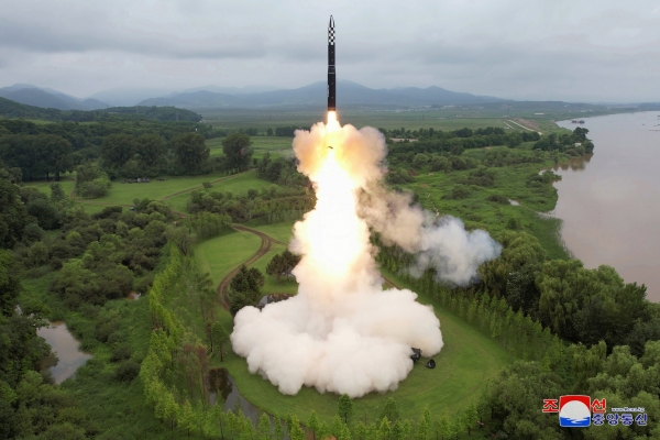 지난 12일 북한이 발사한 신형 고체연료 대륙간탄도미사일(ICBM) 화성-18형. [출처=조선중앙통신/연합]