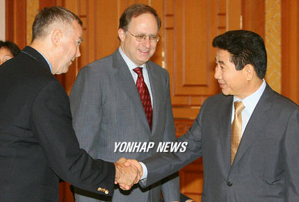 2006년 8월 노무현 대통령을 예방한 헨리 하이드 위원장(왼쪽). 중앙은 알렉산더 버시바우 주한미대사. [연합뉴스]