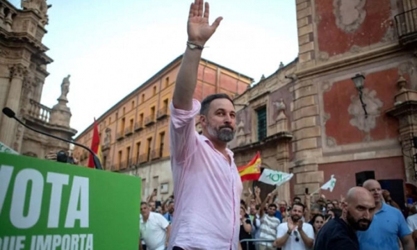 스페인 차기 정부에 연정 파트너로 참여하게 될 지 모르는 극우 정당 복스(Vox)를 이끄는 산티아고 아바스칼 대표가 지지자들에게 손을 들어 보이고 있다. [사진 = 연합뉴스]
