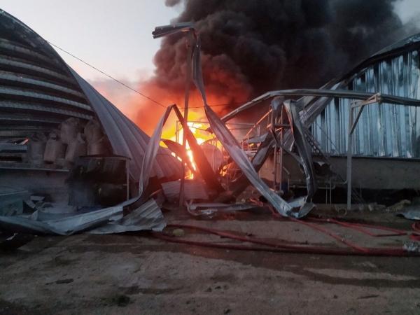 우크라이나 최대 항구도시 오데사에 위치한 곡물 저장고가 지난 21일(현지시간) 러시아군의 공습을 받아 불타고 있다. [출처=로이터/연합]