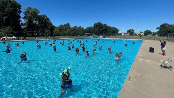 지난해 루이빌시의 알곤퀸 공공 수영장에서 수영을 배우고 있는 수영객들. 이 수영장은 금년에는 폐쇄되었다. [사진 = CNN]
