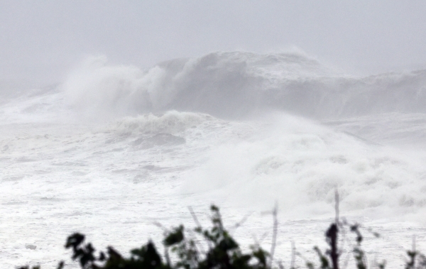 제6호 태풍 카눈이 남해안에 상륙한 10일 오전 울산시 동구 앞바다에 거대한 파도가 치고 있다. [출처=연합]