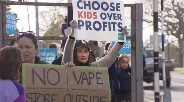 뉴질랜드 오클랜드 지역 학부모들이 전자담배 반대 시위를 벌이고 있는 모습 [사진 = 연합뉴스]