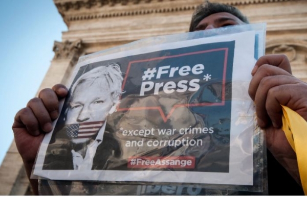 Activists take part in the “Garrison for Julian Assange” in Piazza del Campidoglio, Rome, on July 28, 2023. / AP