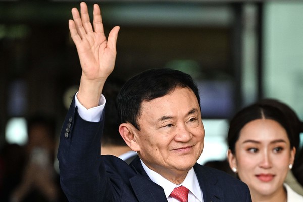 오랜기간 망명생활을 해온 태국 정계의 실력자  탁신  친나왓  전 총리가 지지자들의 환영을 받으며 22일 오전 귀국했다. [사진  = 연합뉴스]