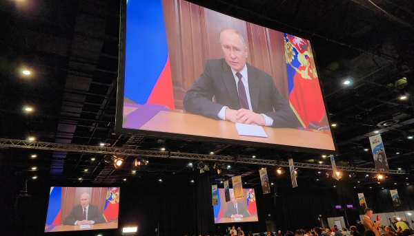 지난 22일(현지시간) 블라디미르 푸틴 러시아 대통령의 화상 녹화 연설이 남아공 요하네스버그 샌튼 컨벤션센터 미디어센터에서 중계되고 있다. ⓒ연합뉴스