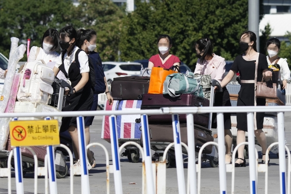 지난 22일 중국 베이징 서우두 공항에서 출국을 위해 터미널로 향하는 북한 여성들. [출처=연합뉴스]