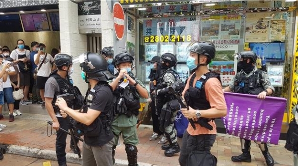 지난 2020년 7월 1일 홍콩 도심에서 벌어진 시위에서 홍콩 경찰이 한 시위자를 체포하고 있다. [출처=연합]