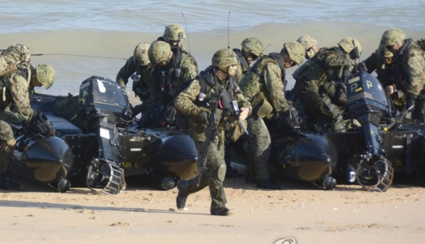 지난 2015년 7월 1일 호주 북부의 준주(準州)인 노던 테리토리의 포크베이 지역 해안에서 미군과 호주군의 연합군사훈련에 처음 참가한 일본 육상자위대원이 섬 탈환 작전을 벌이고 있다. [출처=연합]