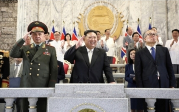 김정은 북한 국무위원장(우측 두번째)과 세르게이 쇼이구 러시아 국방장관(좌측 두번째)[EPA 연합뉴스 자료사진/KCNA 제공]