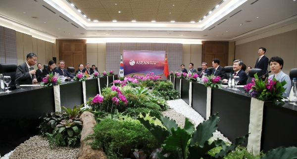 윤석열 대통령이 7일(현지시간) 인도네시아 자카르타 컨벤션 센터(JCC)에서 리창 중국 총리와 한·중국 회담을 하고 있다. [출처=연합]