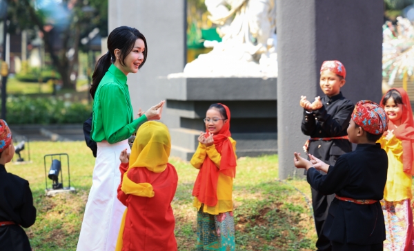 아세안 정상회의 배우자 프로그램에 참가한 김건희 여사가 6일(현지시간) 자카르타 따만 미니 민속공원에서 인도네시아 아이들과 손하트로 인사하고 있다. [출처=연합]