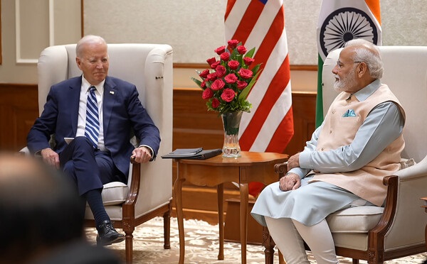 조 바이든 미국 대통령(왼쪽)과 나렌드라 인도 총리가 지난 8일 뉴델리 인도총리 관저에서 열린 미국·인도 정상회담에 참석해 환담을 나누고 있다. [사진=연합뉴스]