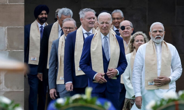 10일(현지 시각) 인도 뉴델리에서 열린 주요 20개국(G20) 정상회의에 참석한 각국 정상들이 간디 기념공원에 헌화하기 위해 입장하고 있다. [사진 = 연합뉴스]