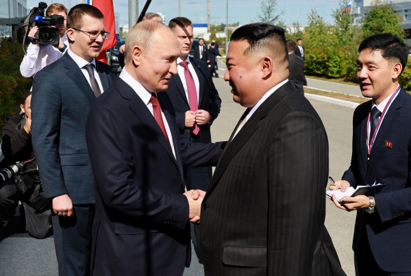 김정은 북한 국무위원장(오른쪽)과 블라디미르 푸틴 러시아 대통령이 13일(현지시간) 러시아 극동 아무르 지역 보스토치니 우주기지에서 만나 회담에 앞서 악수하고 있다. 이날 두 사람은 지난 2019년 4월 회담 이후 4년 5개월 만에 대면했다. [출처=AFP/연합]