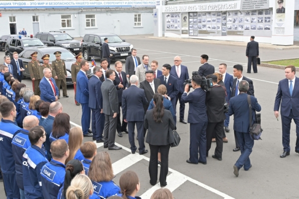 김정은 북한 국무위원장이 지난 15일(현지시간) 러시아 하바롭스크주 콤소몰스크나아무레시의 유리 가가린 전투기 공장을 방문했다고 조선중앙통신이 16일 보도했다. [출처=연합뉴스]