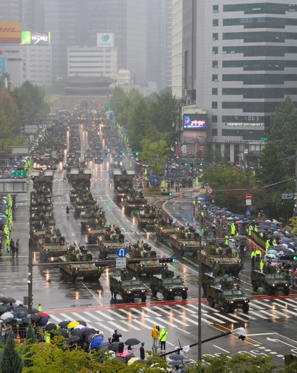건군 75주년 국군의 날 기념행사가 열린 26일 오후 군 장병들과 장비들이 서울 중구 세종대로에서 시가 행진을 하고 있다. [출처=연합]