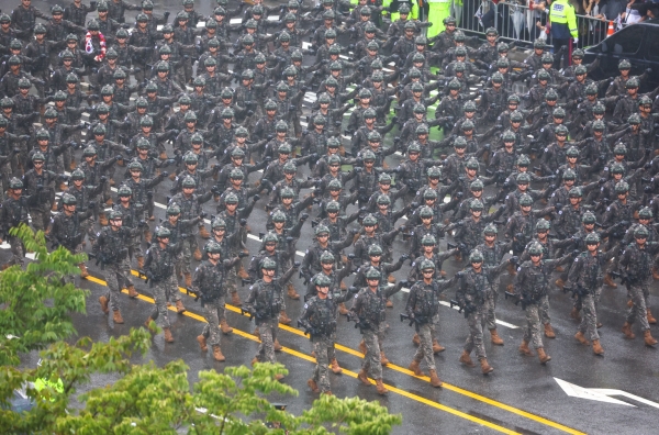 건군 75주년 국군의 날 기념행사가 열린 26일 오후 국군 장병들이 서울 중구 세종대로에서 시가 행진을 하고 있다. [출처=연합]