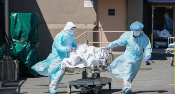 (뉴욕 AFP=연합뉴스) 미국 뉴욕 브루클린의 한 병원에서 의료진이 신종 코로나바이러스 감염증(코로나19) 사망자 시신을 냉동 트럭으로 옮기고 있다.