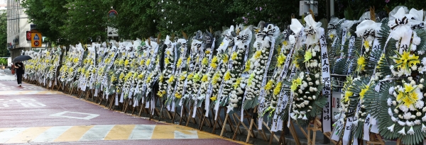 26일 서울 서초구 서이초등학교 앞에 담임교사 A씨를 추모하는 화환이 놓여있다. [출처=연합]