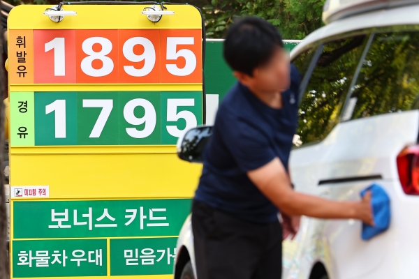국내 주유소 경유 평균 판매 가격이 9개월 만에 L(리터)당 1700원을 돌파했다.4일 한국석유공사 유가정보사이트 오피넷에 따르면 이날 오전 8시 현재 전국 경유 평균 판매 가격은 전날보다 0.11원 오른 1700.03원을 기록했다. 1천700원대 진입은 올해 1월 8일(1702.48원) 이후 약 9개월 만이다. 사진은 이날 서울 시내 한 주유소에 표시된 경유 가격 [출처=연합]