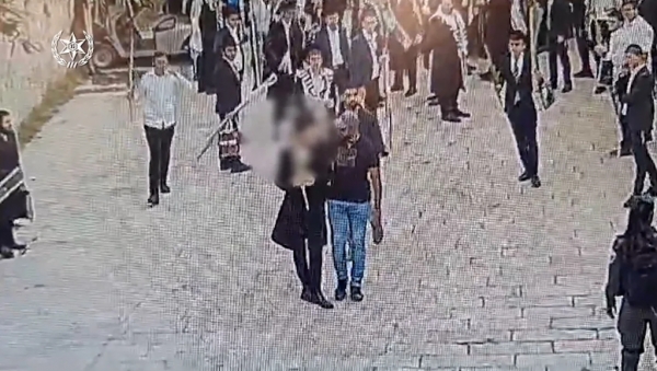 이스라엘 경찰은 수요일 예루살렘 구시가지의 한 교회 입구에서 타인에게 침을 뱉는 장면이 담긴 동영상을 공개했다. [이스라엘 경찰 제공/CNN 캡처]