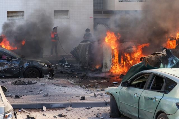 7일 팔레스타인 무장 정파 하마스의 로켓 공격으로 이스라엘 남부 아슈켈론의 차량이 불타고 있다. ⓒ연합뉴스