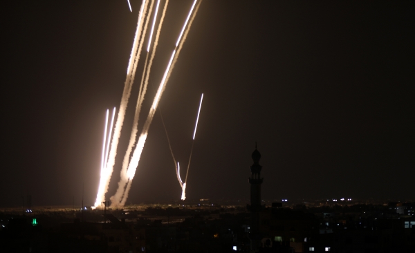 2023년 10월 7일 토요일 남부 가자 지구에서 이스라엘을 향해 로켓이 발사되는 모습. [출처=연합뉴스]